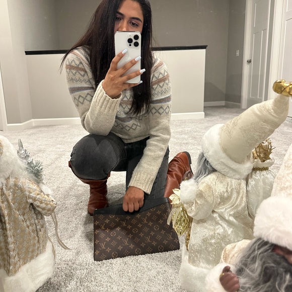 Louis Vuitton purse for sell in pristine condition with box - Picture 3 of 3